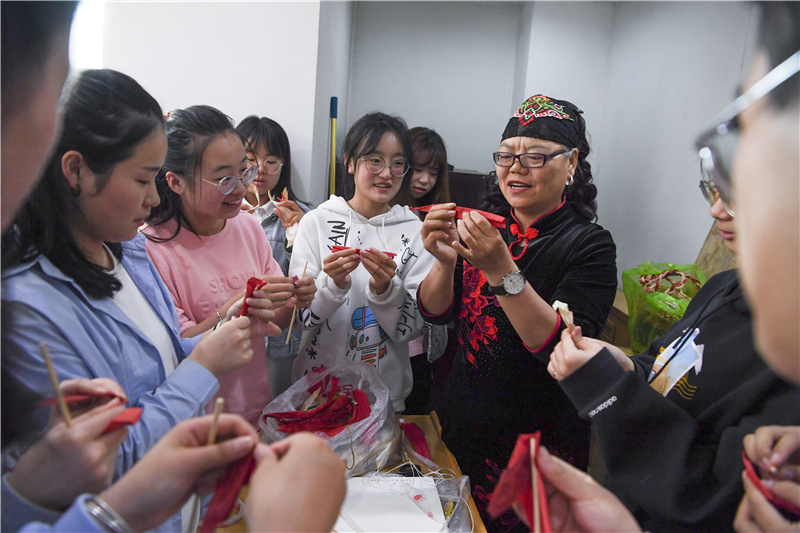1619689697912704.jpg 山西省非物质文化遗产代表性传承人叶菊英为学生传授手工编织技艺.jpg