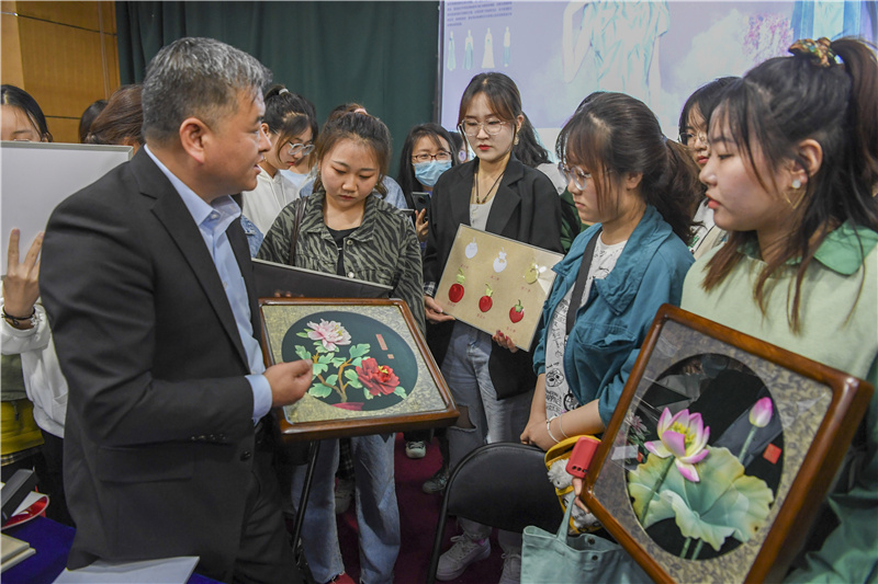 1619689709110023.jpg 山西省工艺美术大师、山西省非物质文化遗产项目代表性传承人闫向军正在与同学们分享长治地区独特的手工艺——长治堆锦.jpg