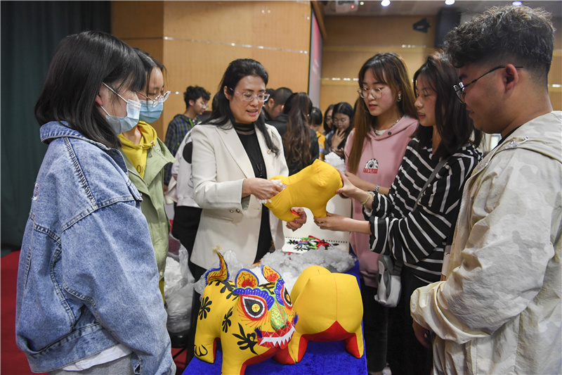 1619689745563199.jpg 山西省级代表性传承人李小梅正在为学生们讲解布艺老虎技艺.jpg