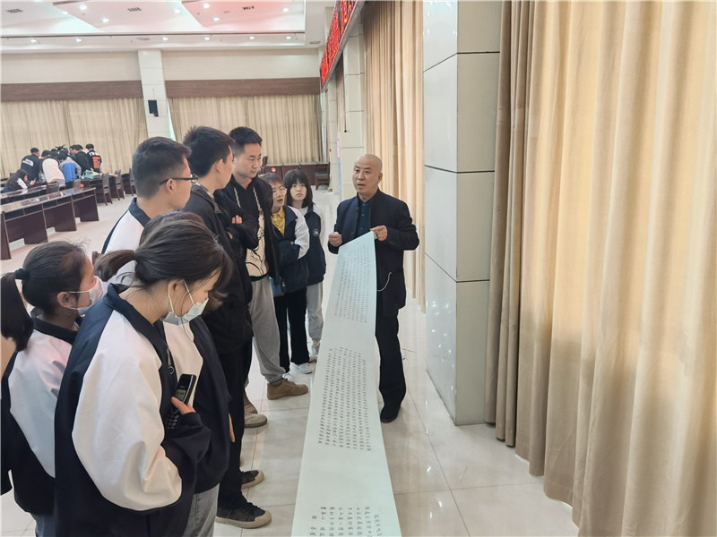 1619689855960985.jpg 山西省工艺美术大师王卯全正在给大家讲解书法作品与工艺的结合.jpg